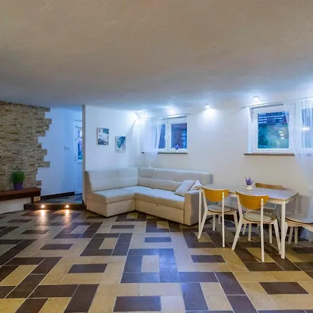 Gniazdo. Apartamenty, Casa de hóspedes *